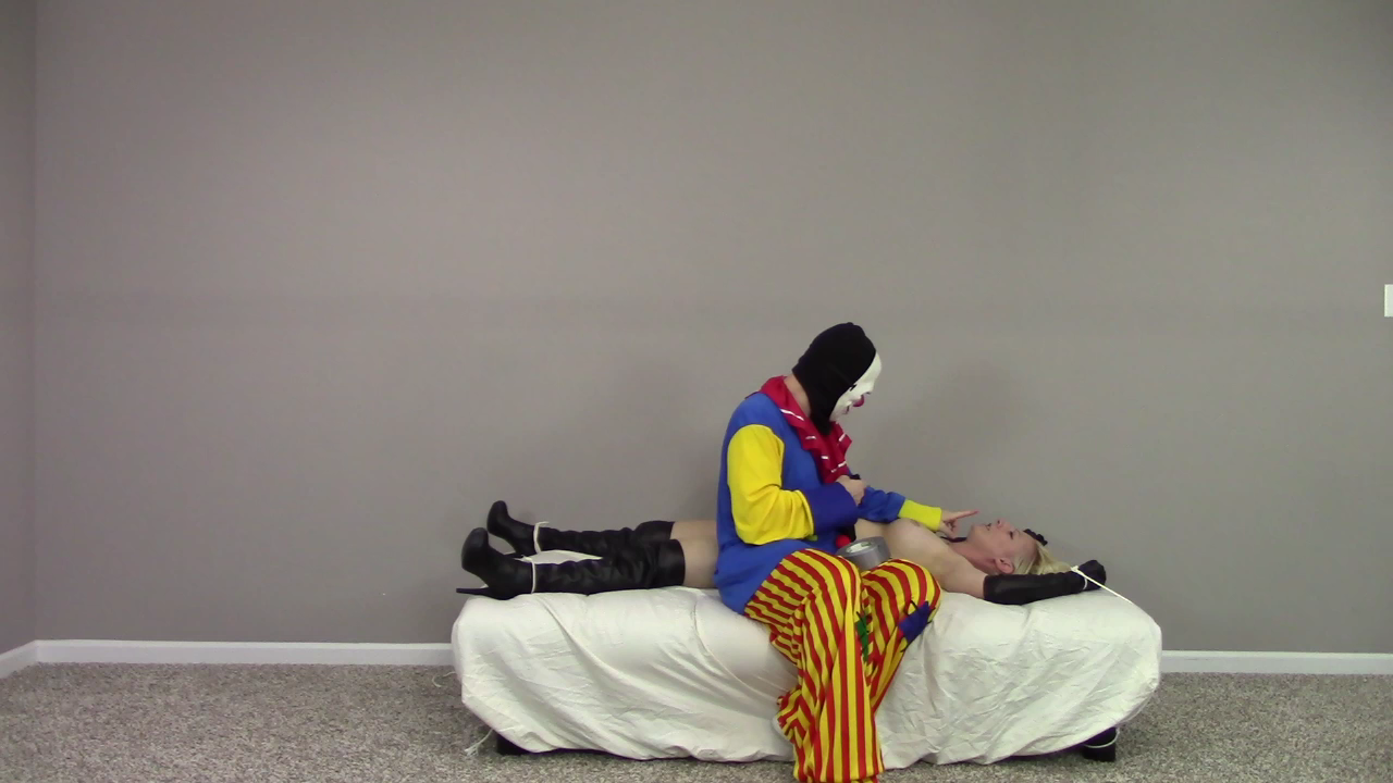 super_hero_black_mask_vs_clown_thugs-0040.png