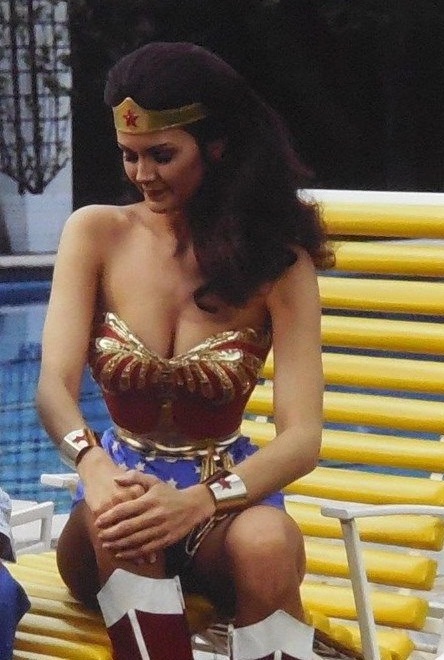 wonder_woman_sitting_with__the_gap_in_her_thighs_by_goddesses_of_earth_dcy7nej.jpg