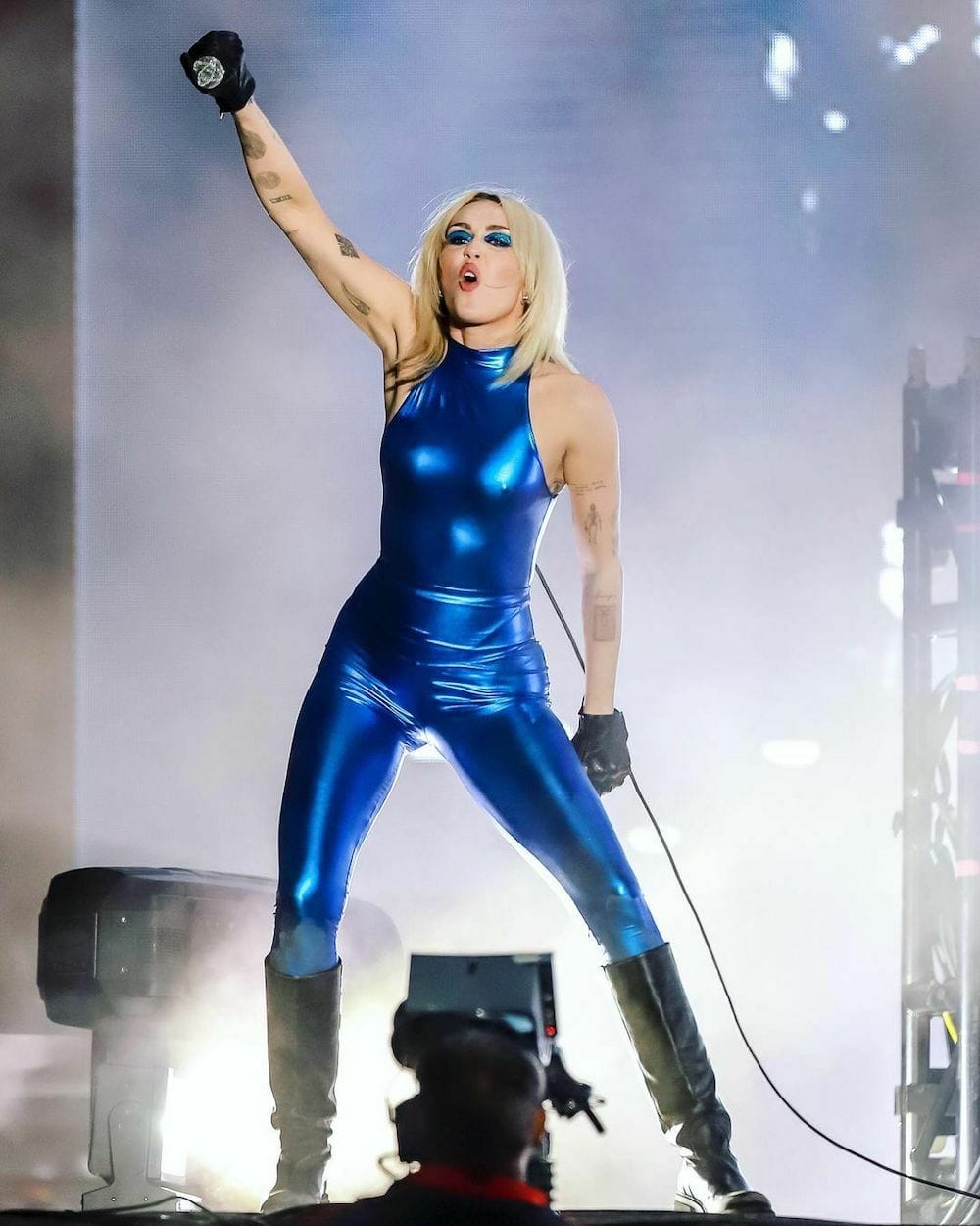 radiant-miley-cyrus-in-skintight-catsuit-at-lollapalooza-chile-day-2-in-santiago-10.jpg